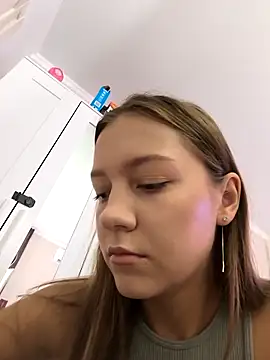 Snapshot of AliceBrayan chatting on September 2025 05:09:01 AM AliceBrayan online show from September 2025 05:09:01 AM