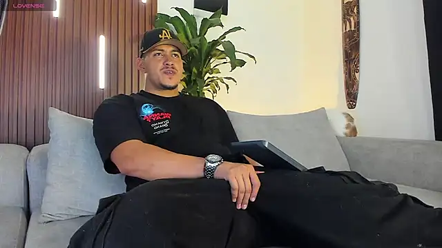 lucasanto  online show from February 2026 01:48:01 AM