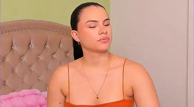 Snapshot of Luciluu20 chatting on February 2025 10:15:02 PM Luciluu20 online show from February 2025 10:15:02 PM