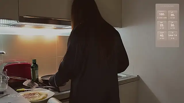 Snapshot of MENNDI chatting on December 2024 05:48:01 AM MENNDI online show from December 2024 05:48:01 AM