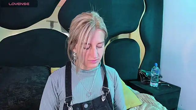 GiaRoussel online show from March 2026 04:02:02 PM