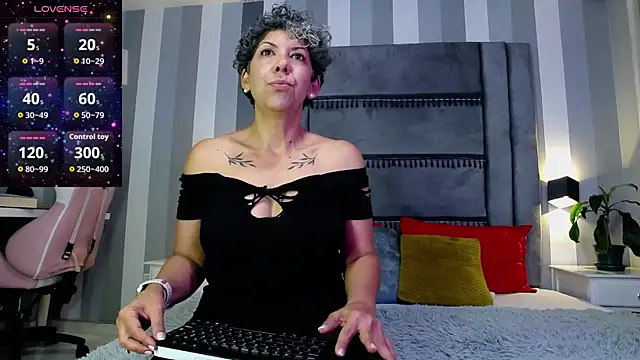 Julianewell online show from April 2026 12:22:02 PM