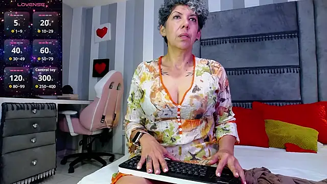 Julianewell online show from May 2026 12:21:02 PM