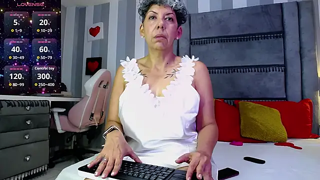 Julianewell online show from May 2026 12:32:01 PM