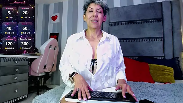 Julianewell online show from May 2026 12:46:01 PM