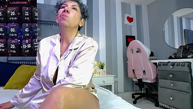 Julianewell online show from June 2026 12:26:02 PM