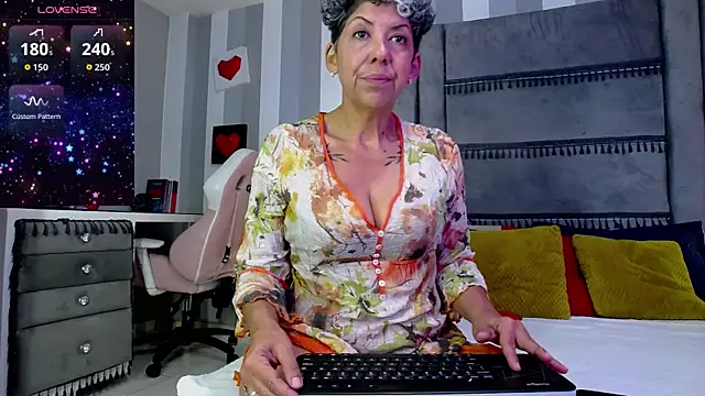 Julianewell online show from June 2026 12:27:02 PM