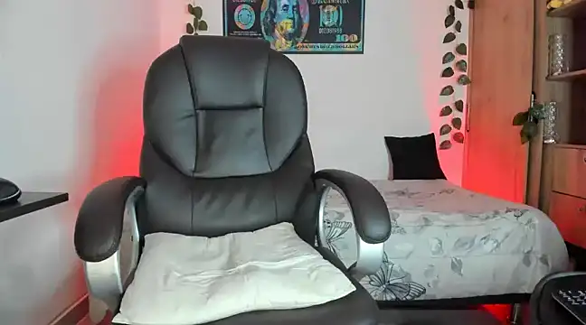 mikee scooth online show from February 2025 06:47:02 AM