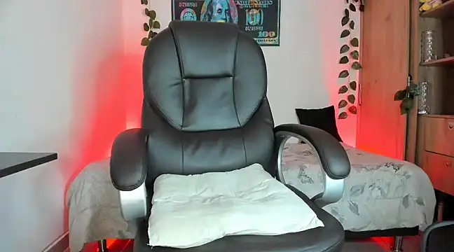 mikee scooth online show from February 2025 04:25:01 AM