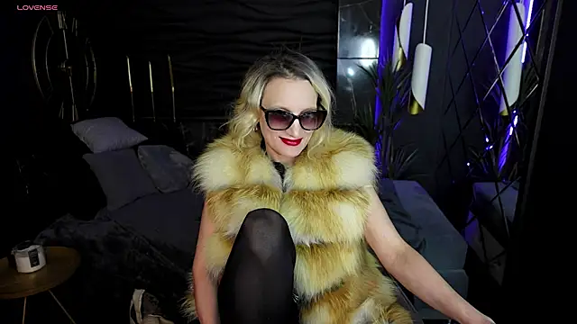 Snapshot of Queen_Anna_ chatting on December 2024 04:42:01 PM Queen Anna online show from December 2024 04:42:01 PM