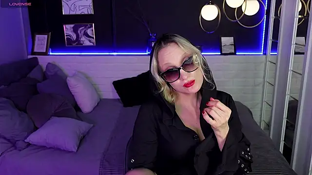 Snapshot of Queen_Anna_ chatting on January 2025 07:49:01 PM Queen Anna online show from January 2025 07:49:01 PM