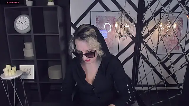 Snapshot of Queen_Anna_ chatting on January 2025 06:59:02 PM Queen Anna online show from January 2025 06:59:02 PM