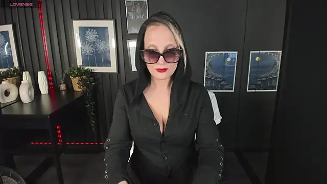 Snapshot of Queen_Anna_ chatting on January 2025 07:49:02 PM Queen Anna online show from January 2025 07:49:02 PM