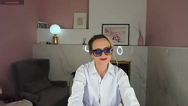 Snapshot of Queen_Anna_ chatting on February 2025 12:18:01 AM Queen Anna online show from February 2025 12:18:01 AM