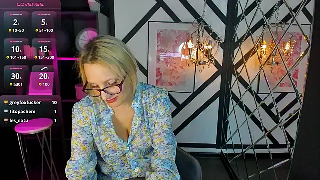 Snapshot of Queen_Anna_ chatting on January 2026 07:11:01 PM Queen Anna online show from January 2026 07:11:01 PM