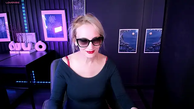 Queen Anna  online show from May 2026 05:35:01 AM