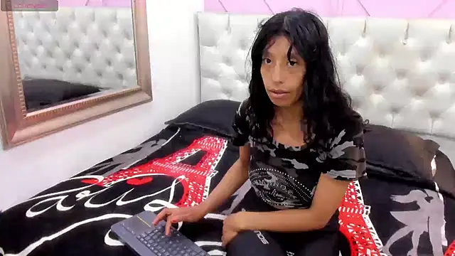 karolinee 66  online show from April 2026 04:06:01 AM
