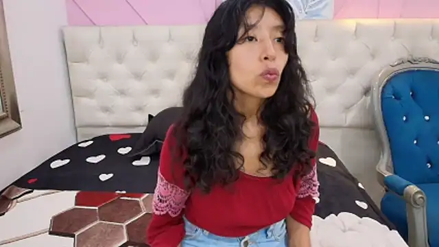 karolinee 66  online show from May 2026 04:30:02 AM
