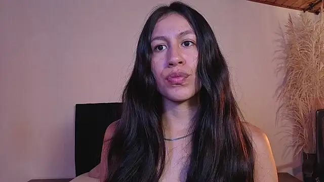 Snapshot of EmiGomez_ chatting on April 2026 02:01:01 PM EmiGomez online show from April 2026 02:01:01 PM