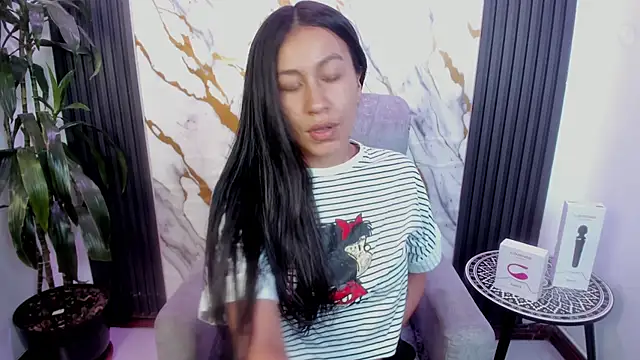 Snapshot of EmiGomez_ chatting on May 2026 01:41:01 PM EmiGomez online show from May 2026 01:41:01 PM