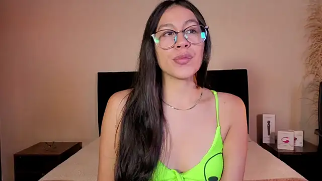 Snapshot of EmiGomez_ chatting on May 2026 01:52:01 PM EmiGomez online show from May 2026 01:52:01 PM