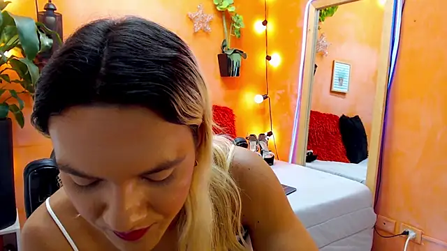 Snapshot of aslyhernandez_7 chatting on December 2024 08:36:01 PM aslyhernandez 7 online show from December 2024 08:36:01 PM