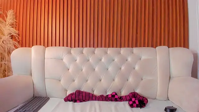 RosarioCruzz online show from July 2026 12:00:02 PM