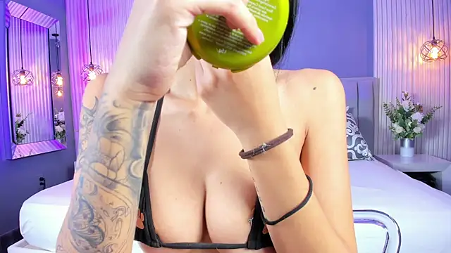 Snapshot of CaitlynCouper chatting on October 2025 10:54:02 PM CaitlynCouper online show from October 2025 10:54:02 PM