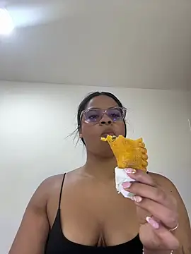 Snapshot of SussiSotto chatting on December 2024 03:53:02 PM SussiSotto online show from December 2024 03:53:02 PM