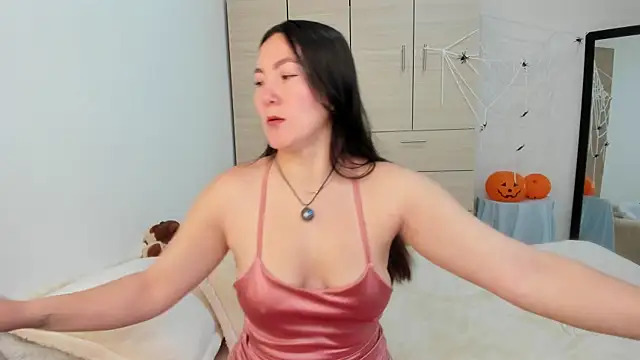 Elle Lee  online show from October 2025 03:45:01 PM