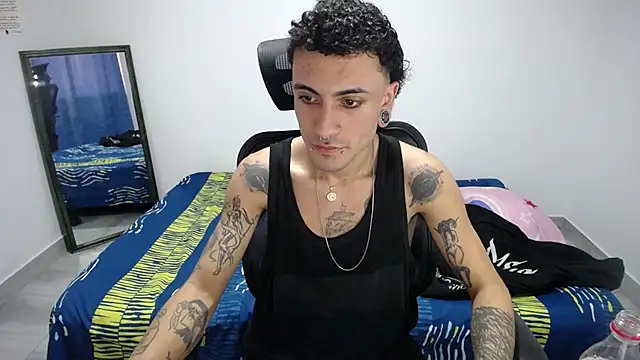 Snapshot of present_the_magic chatting on November 2025 08:40:01 PM present the magic online show from November 2025 08:40:01 PM