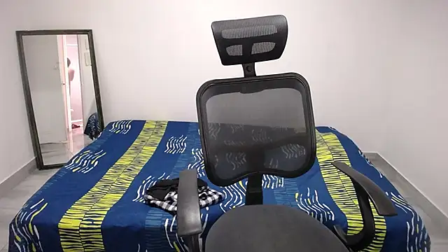 Snapshot of present_the_magic chatting on November 2025 06:18:01 PM present the magic online show from November 2025 06:18:01 PM