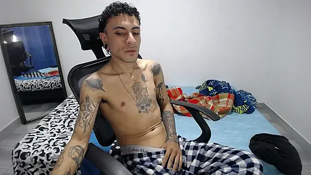 Snapshot of present_the_magic chatting on November 2025 06:43:01 PM present the magic online show from November 2025 06:43:01 PM