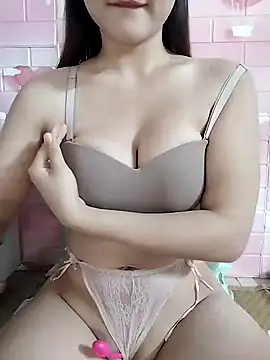 Snapshot of Henie_x chatting on December 2024 03:16:02 AM Henie x online show from December 2024 03:16:02 AM