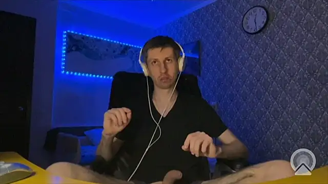 Aki-Laky online show from April 2026 07:30:01 PM