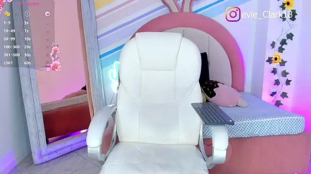 Evie Clark online show from March 2025 05:26:02 PM