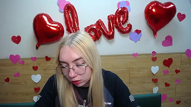 BeatriceFly online show from March 2025 12:43:02 PM