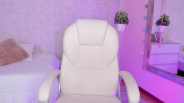 Snapshot of DahianaWalcott chatting on December 2024 01:36:02 AM DahianaWalcott online show from December 2024 01:36:02 AM