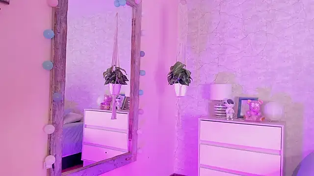 Snapshot of DahianaWalcott chatting on December 2024 09:33:02 PM DahianaWalcott online show from December 2024 09:33:02 PM