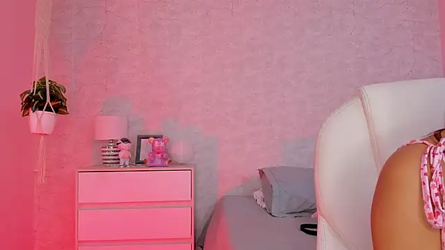 Snapshot of DahianaWalcott chatting on December 2024 07:50:02 PM DahianaWalcott online show from December 2024 07:50:02 PM