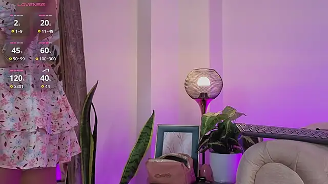 Snapshot of DahianaWalcott chatting on September 2025 08:20:02 PM DahianaWalcott online show from September 2025 08:20:02 PM