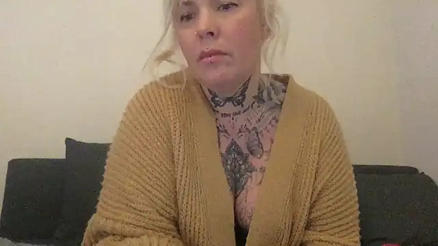 Snapshot of blondy40 chatting on February 2025 02:30:01 PM blondy40 online show from February 2025 02:30:01 PM