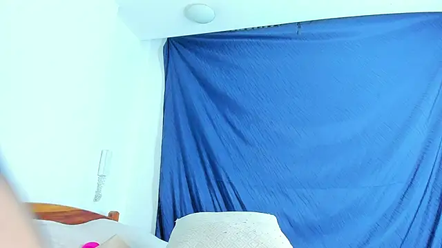 emiily15   online show from December 2024 11:03:01 PM