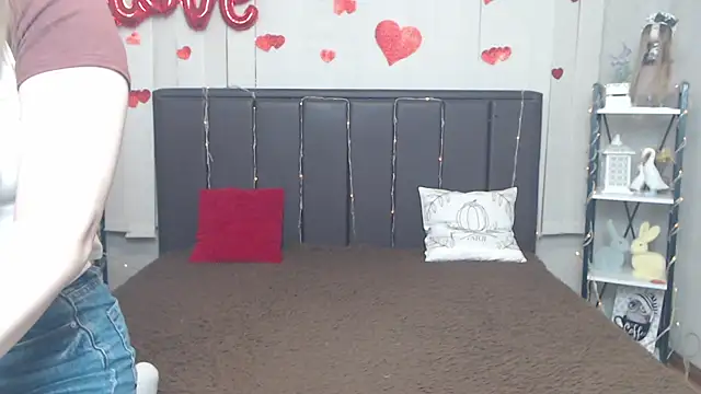 LauraHlot online show from May 2026 05:49:01 AM