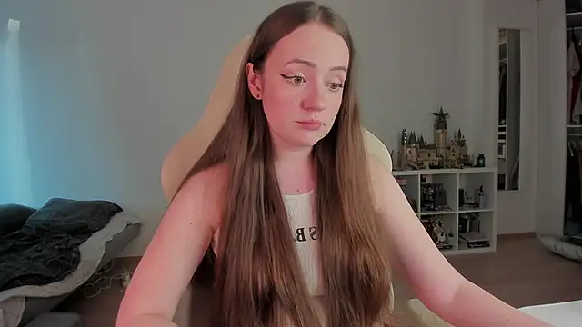 Snapshot of WalkingGirl chatting on May 2026 04:45:01 PM WalkingGirl online show from May 2026 04:45:01 PM