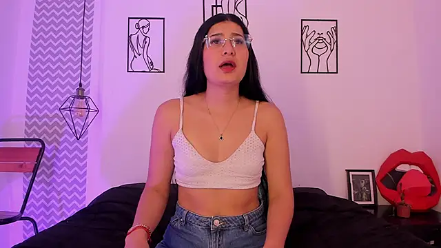 Snapshot of cloehonney chatting on September 2025 03:00:02 PM cloehonney online show from September 2025 03:00:02 PM