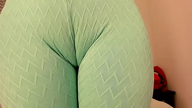 Snapshot of cloehonney chatting on October 2025 07:55:01 PM cloehonney online show from October 2025 07:55:01 PM