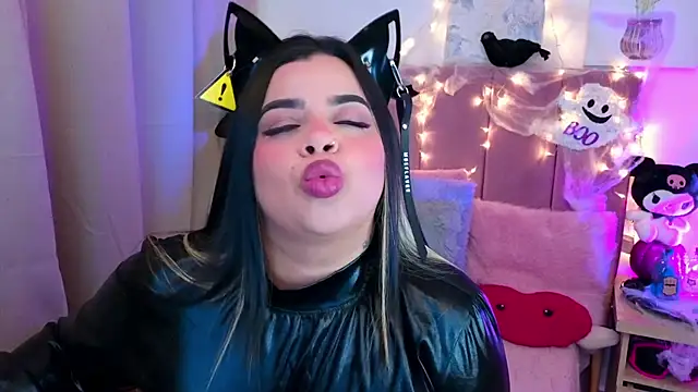 Snapshot of MiahJoness chatting on October 2025 02:01:02 AM MiahJoness online show from October 2025 02:01:02 AM