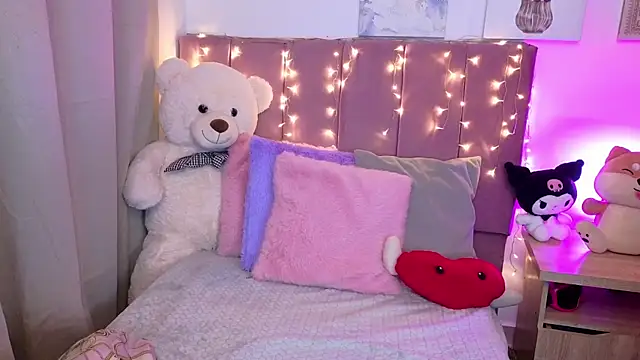 Snapshot of MiahJoness chatting on January 2026 04:50:02 AM MiahJoness online show from January 2026 04:50:02 AM