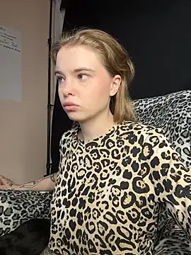 Snapshot of MisssLola chatting on January 2026 04:00:01 PM MisssLola online show from January 2026 04:00:01 PM